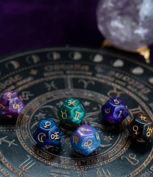 zodiac-horoscope-with-divination-dice